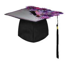 Cargar imagen en el visor de la galería, BIRRETE DECORADO CON FLORES MORADAS Y GRIS - 1 UNID