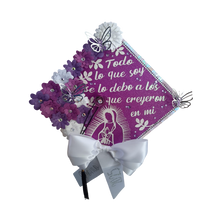 Cargar imagen en el visor de la galería, BIRRETE DECORADO CON FLORES MORADAS Y BLANCAS - 1 UNID