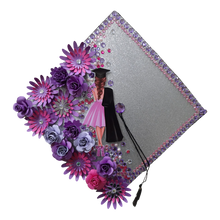 Cargar imagen en el visor de la galería, BIRRETE DECORADO CON FLORES MORADAS Y GRIS - 1 UNID