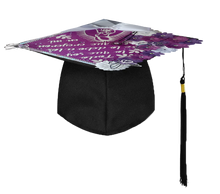 Cargar imagen en el visor de la galería, BIRRETE DECORADO CON FLORES MORADAS Y BLANCAS - 1 UNID