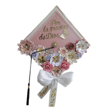 Cargar imagen en el visor de la galería, BIRRETE DECORADO CON FLORES ROSADAS - 1 UNID
